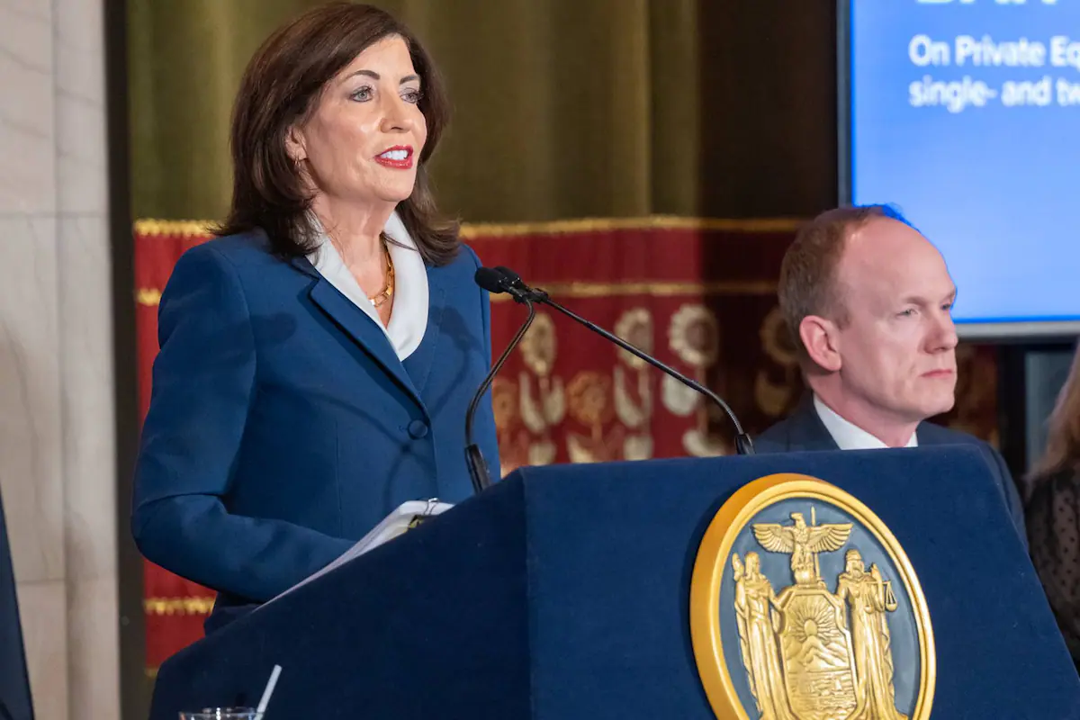 Kathy Hochul enfatiza la seguridad de Nueva York y rechaza ser un refugio para criminales
