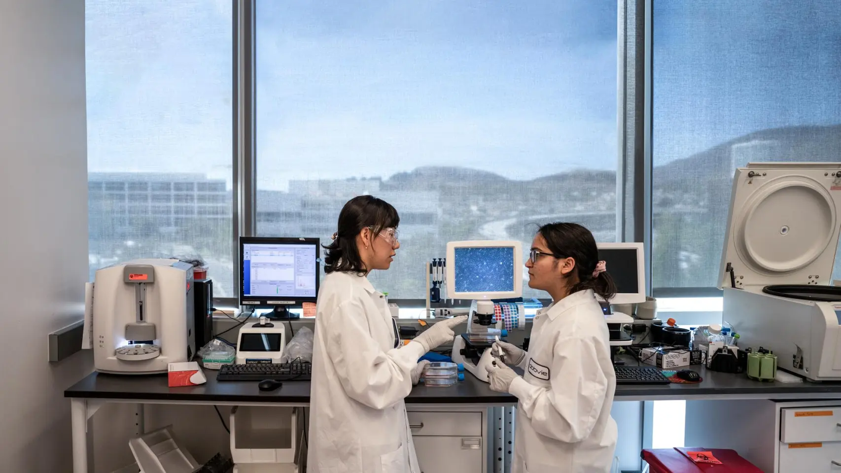 La Revolución de la IA en la Biofarmacéutica: Acelerando el Desarrollo de Nuevos Fármacos